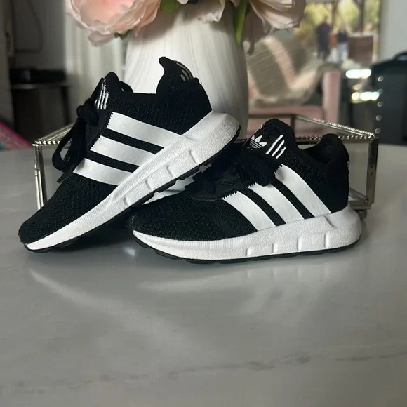 EUC Adidas - Picture 3 of 5